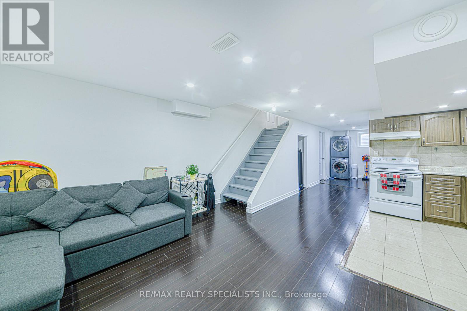 35 Softneedle Avenue, Brampton, Ontario  L6R 1K4 - Photo 9 - W13654506