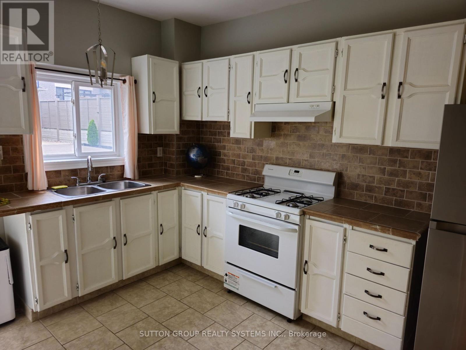 Lower - 8879 Heritage Road, Brampton, Ontario  L6Y 0E4 - Photo 4 - W13654518