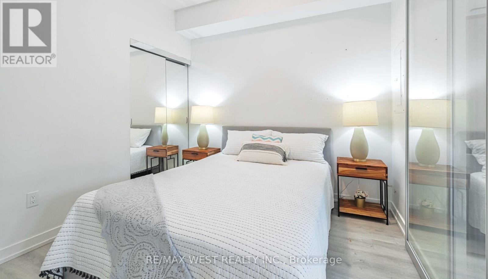 211 - 2300 St Clair Avenue W, Toronto, Ontario  M6N 0B3 - Photo 4 - W13654580