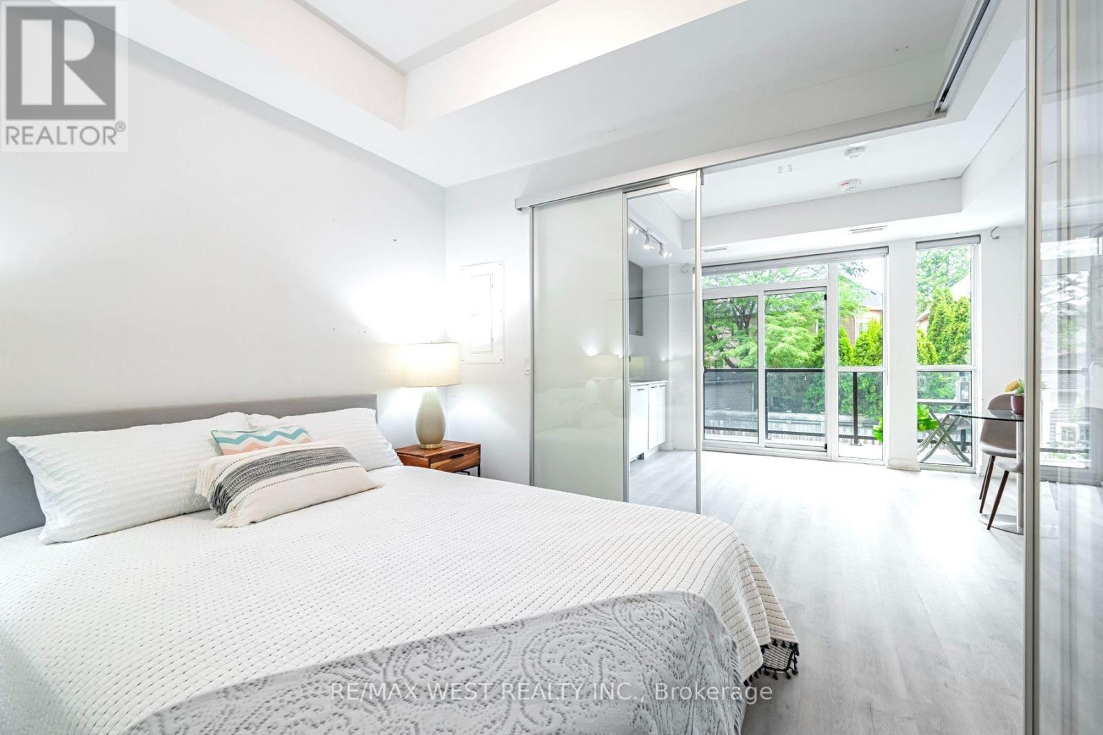211 - 2300 St Clair Avenue W, Toronto, Ontario  M6N 0B3 - Photo 5 - W13654580