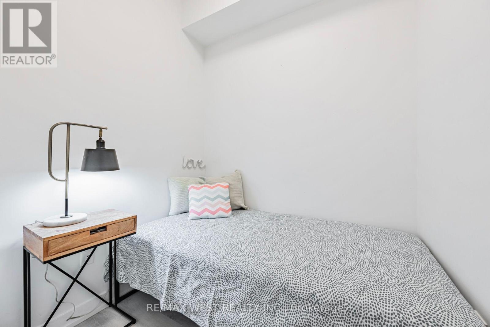 211 - 2300 St Clair Avenue W, Toronto, Ontario  M6N 0B3 - Photo 7 - W13654580