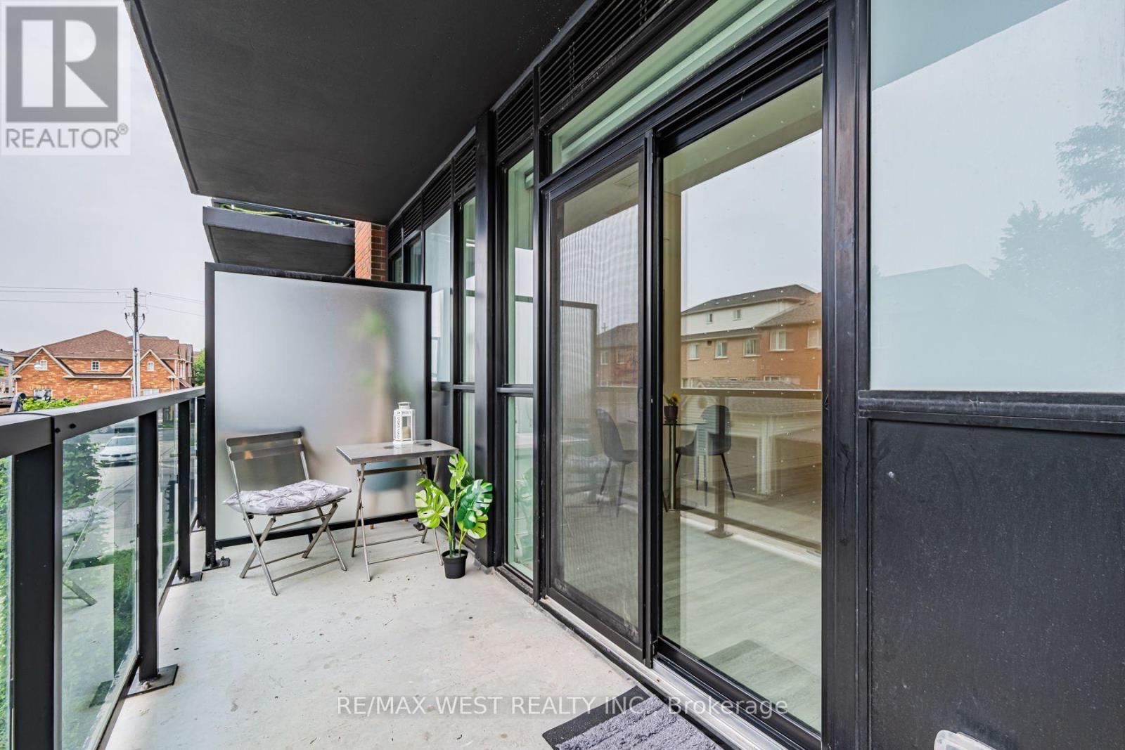 211 - 2300 St Clair Avenue W, Toronto, Ontario  M6N 0B3 - Photo 9 - W13654580