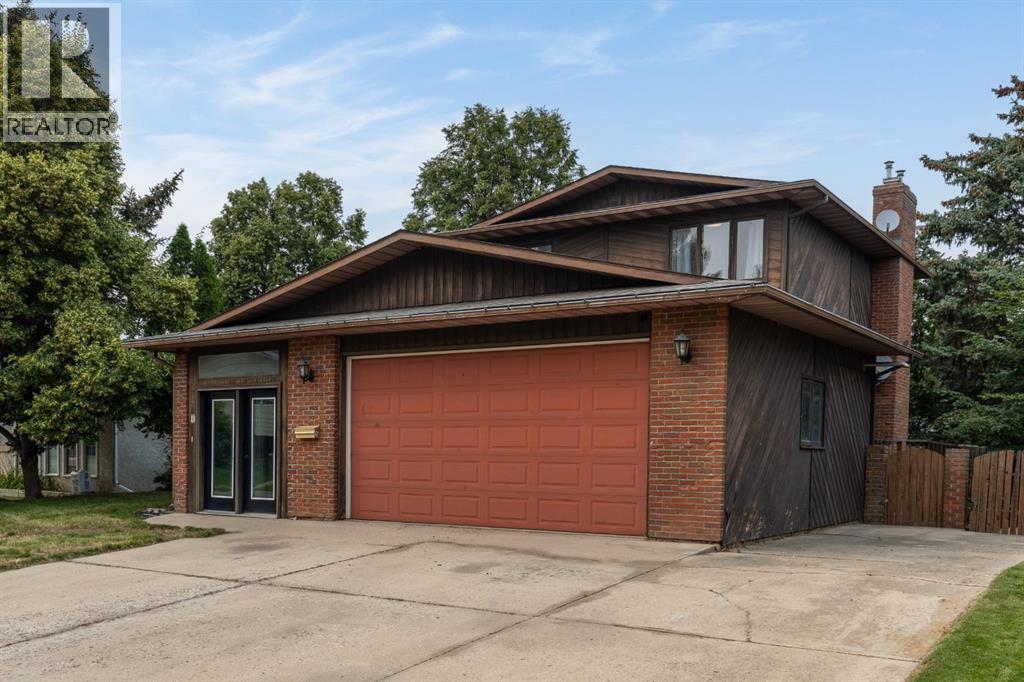 4 Greenwood Court SW, Medicine Hat, Alberta  T1A 7X7 - Photo 3 - A2333434