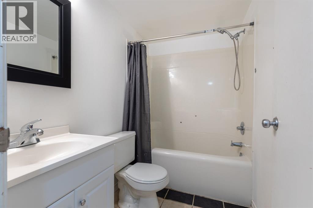 4 Greenwood Court SW, Medicine Hat, Alberta  T1A 7X7 - Photo 41 - A2333434