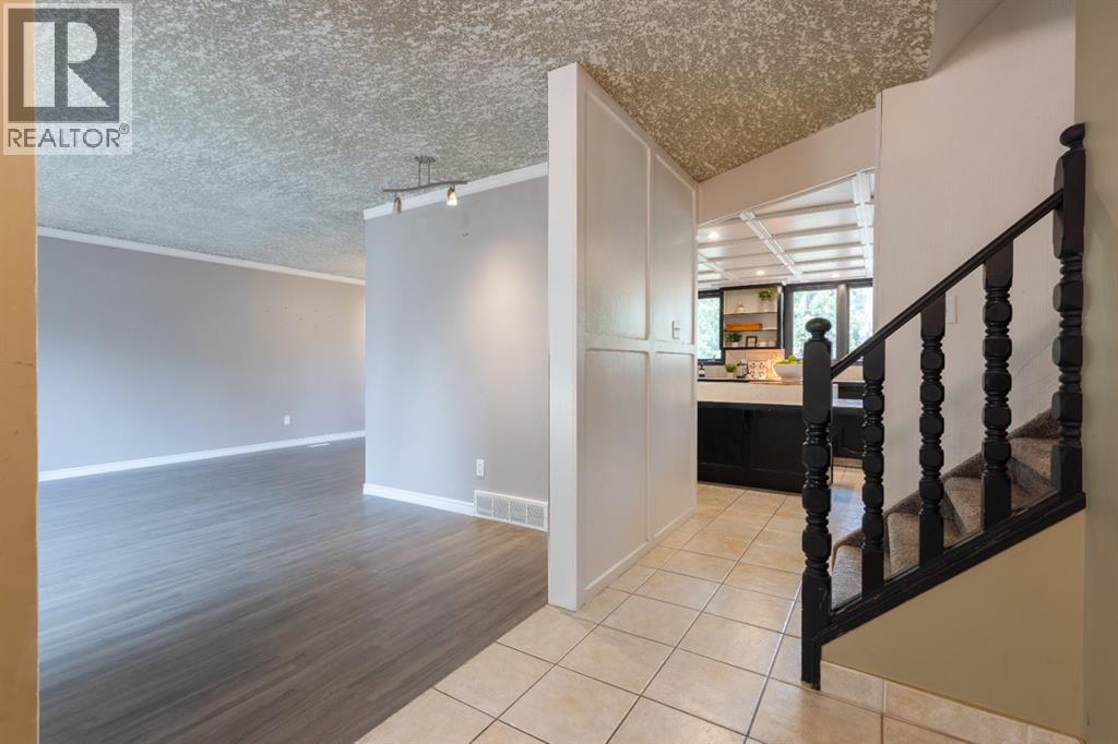 4 Greenwood Court SW, Medicine Hat, Alberta  T1A 7X7 - Photo 6 - A2333434