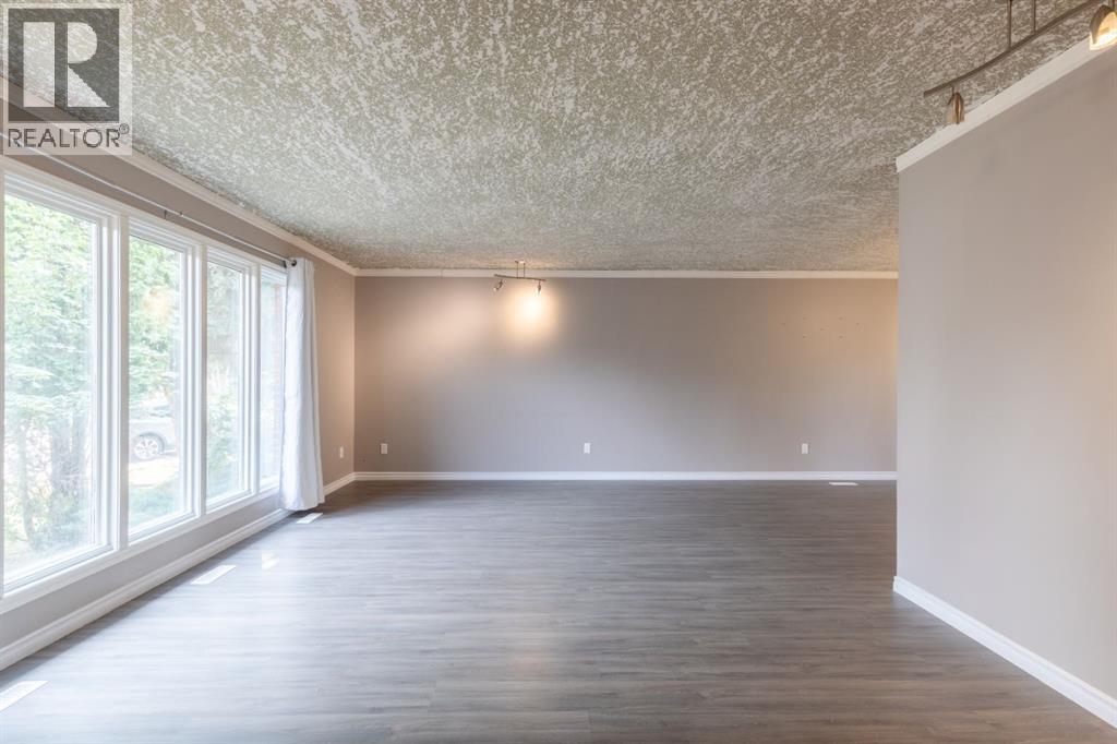 4 Greenwood Court SW, Medicine Hat, Alberta  T1A 7X7 - Photo 8 - A2333434