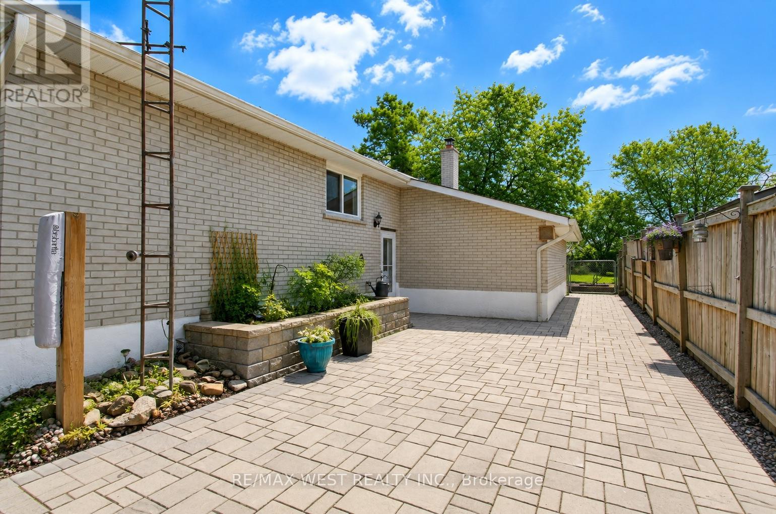 908 Lynx Avenue, Pickering, Ontario  L1W 2K7 - Photo 2 - E13654648