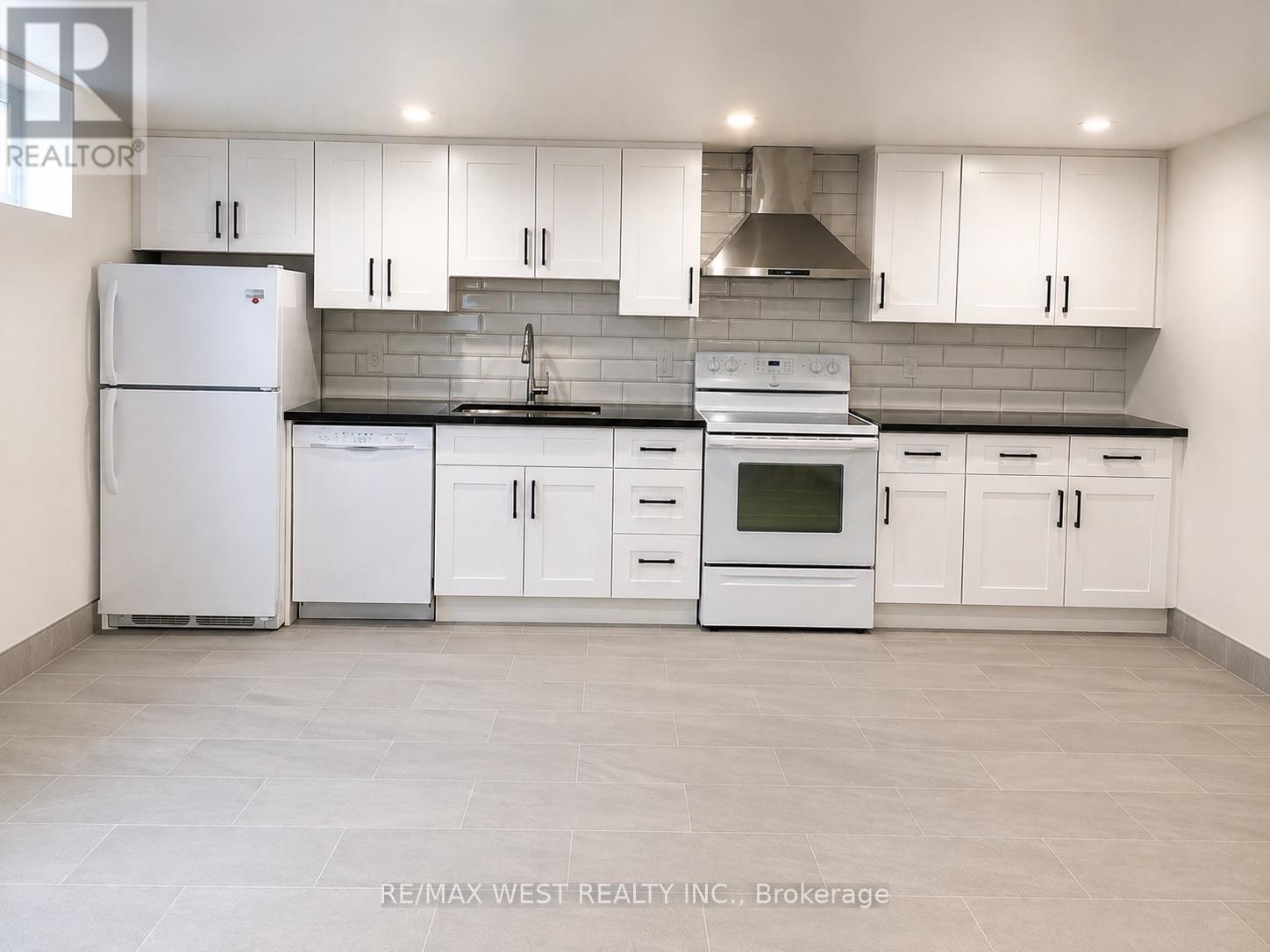 908 Lynx Avenue, Pickering, Ontario  L1W 2K7 - Photo 3 - E13654648