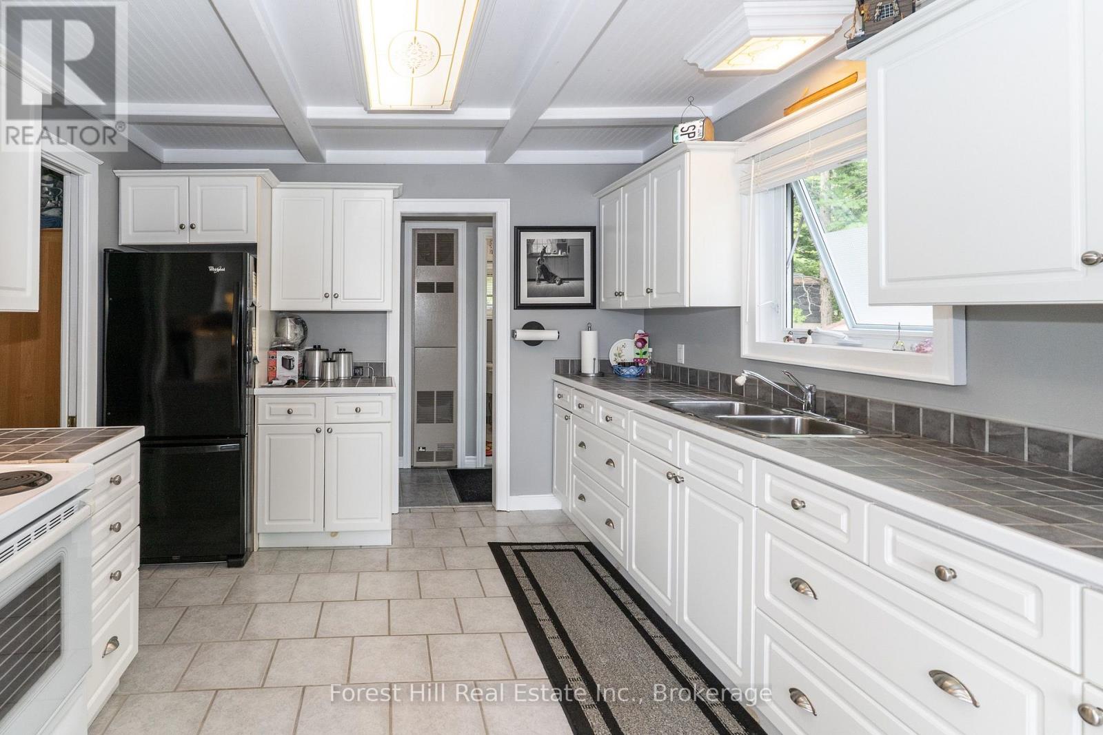 1048 West Black Lake Road, Muskoka Lakes, Ontario  P0C 1M0 - Photo 12 - X13654668