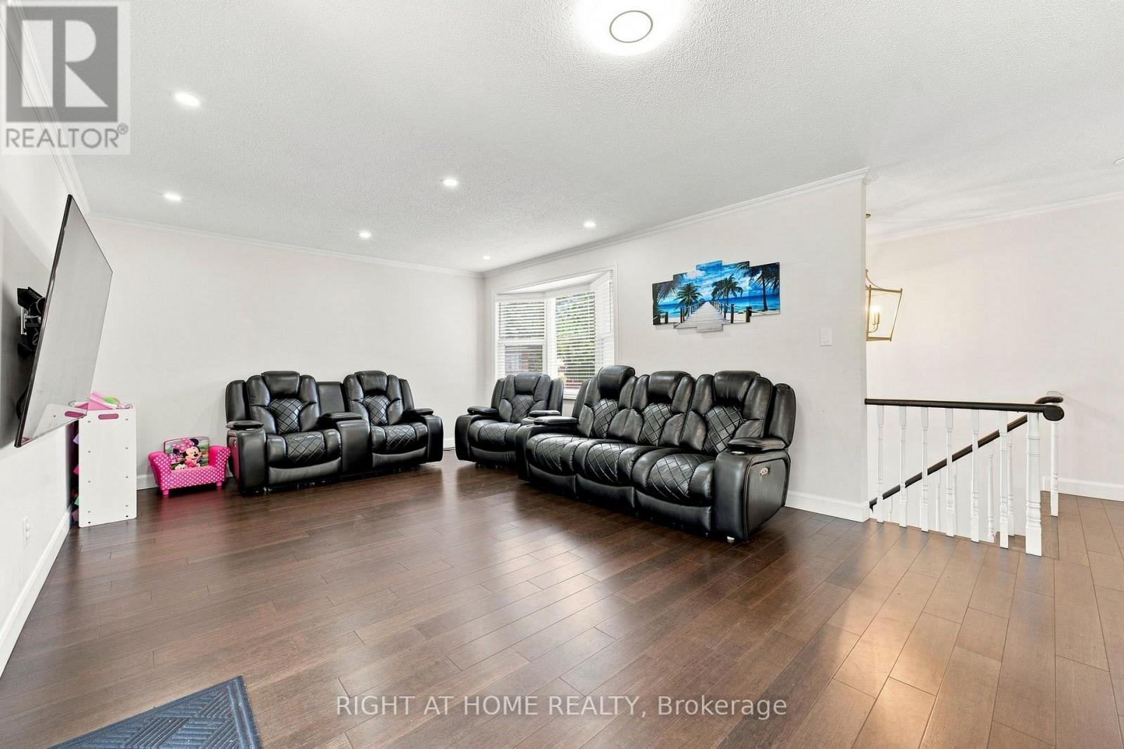 374 Salerno Street, Oshawa, Ontario  L1J 6W3 - Photo 5 - E13654666