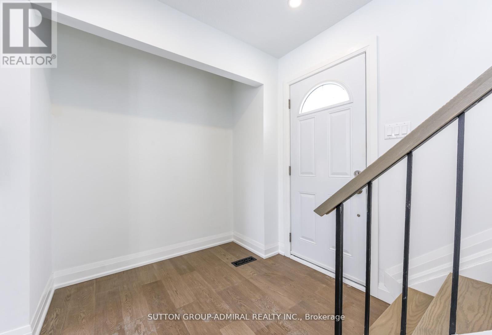 4 Hardcastle Court, Brampton, Ontario  L6S 2A9 - Photo 3 - W13654690