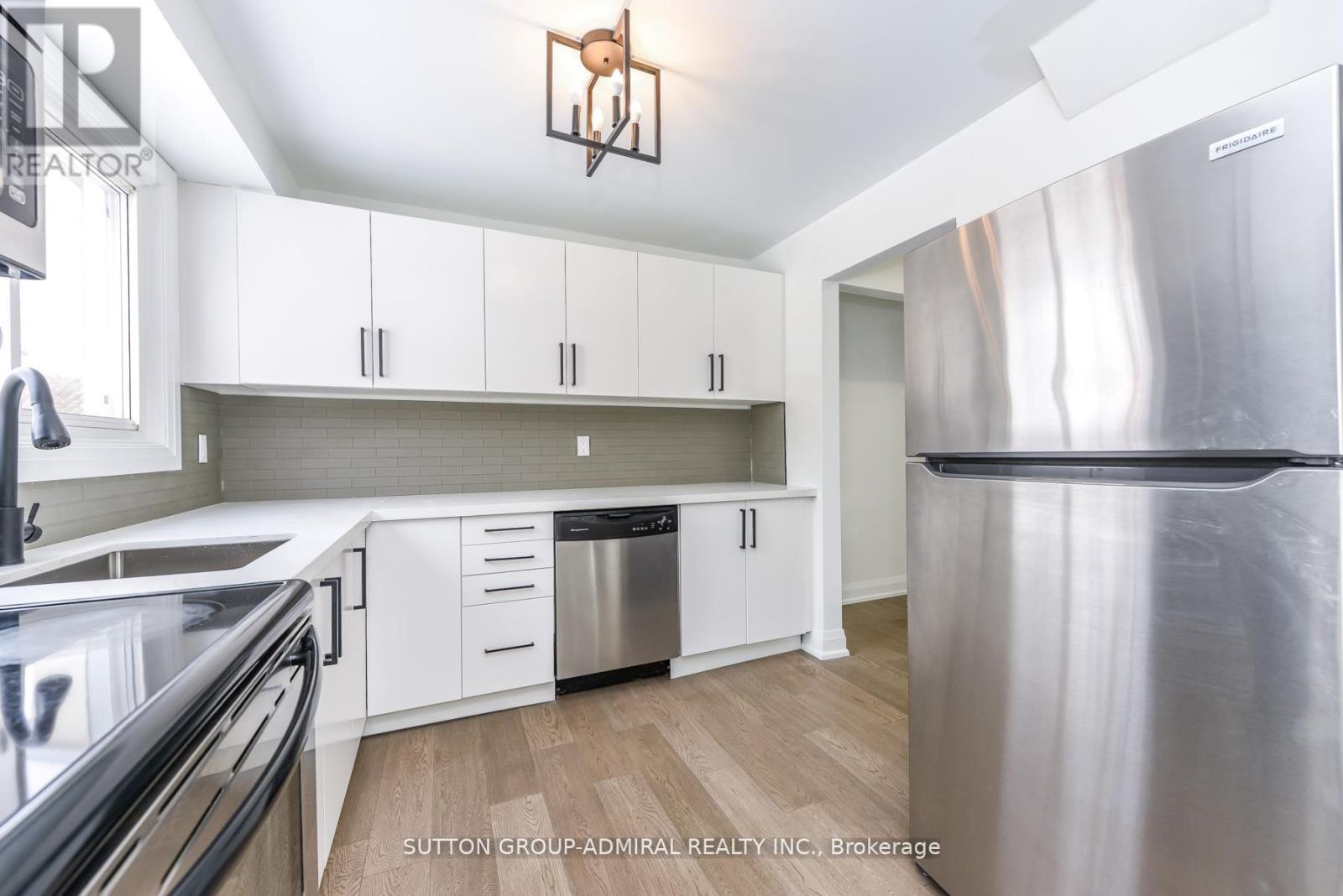4 Hardcastle Court, Brampton, Ontario  L6S 2A9 - Photo 6 - W13654690