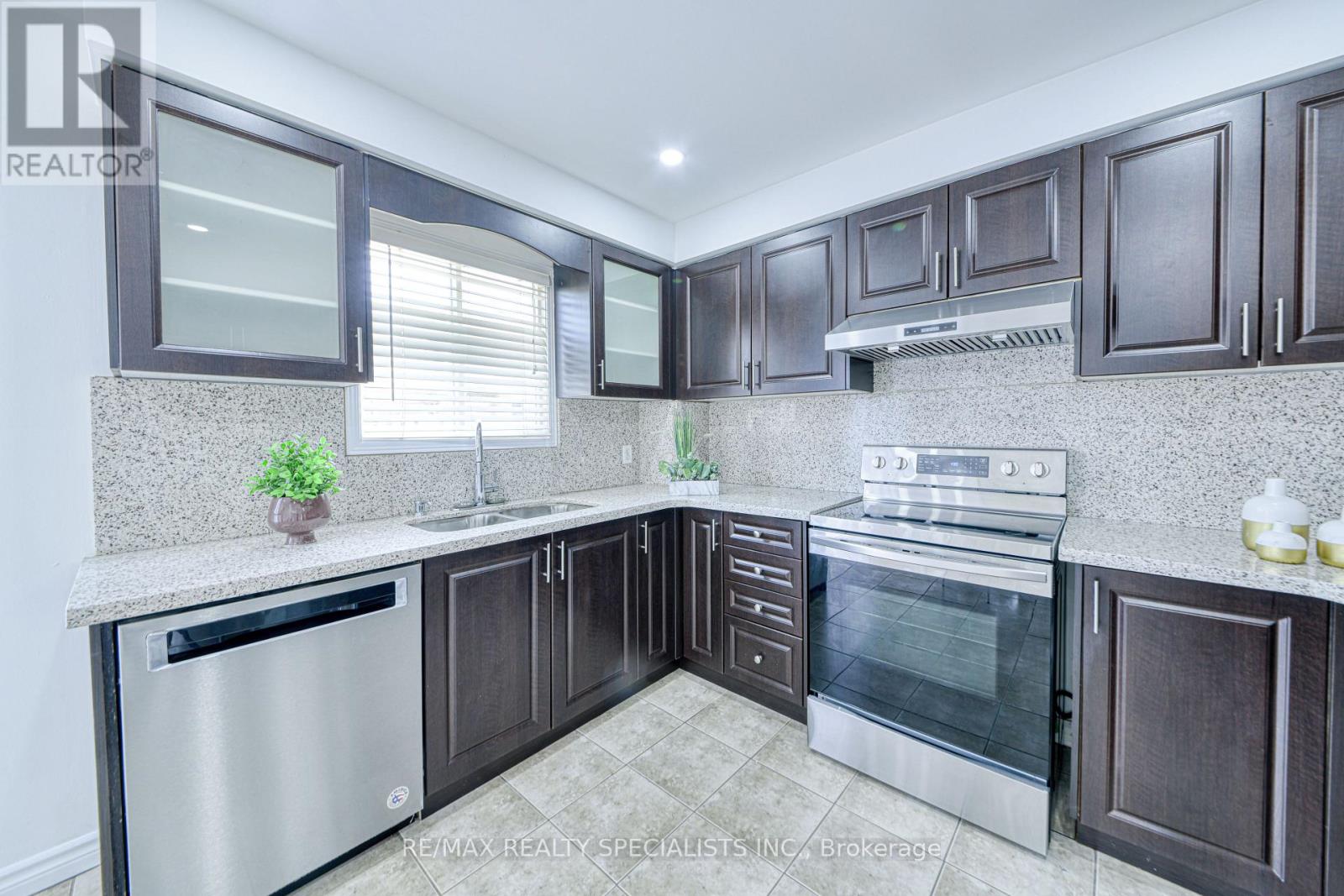 35 Softneedle Avenue, Brampton, Ontario  L6R 1K4 - Photo 7 - W13654506