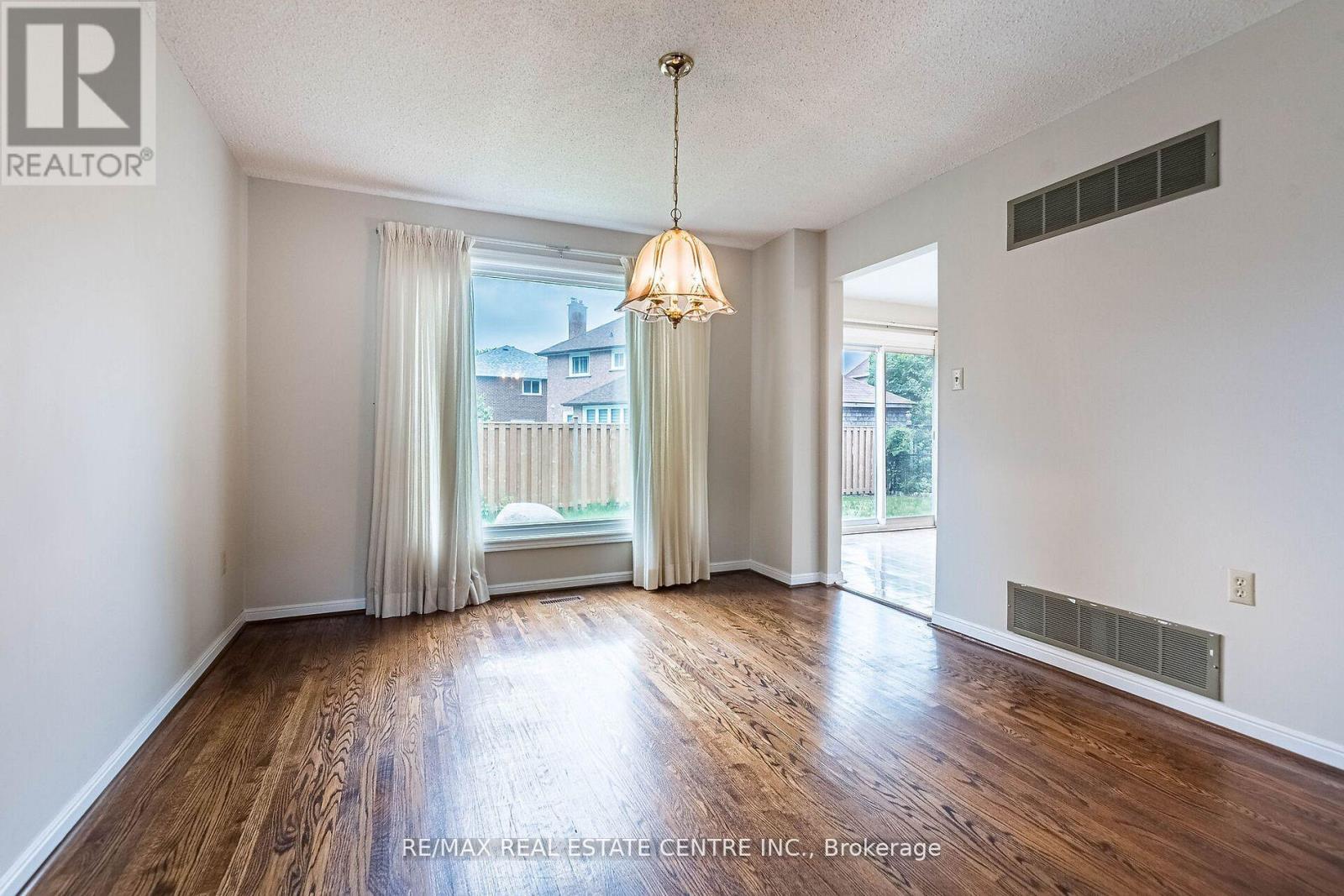 1134 Deer Run, Mississauga, Ontario  L5C 3S6 - Photo 13 - W13654720