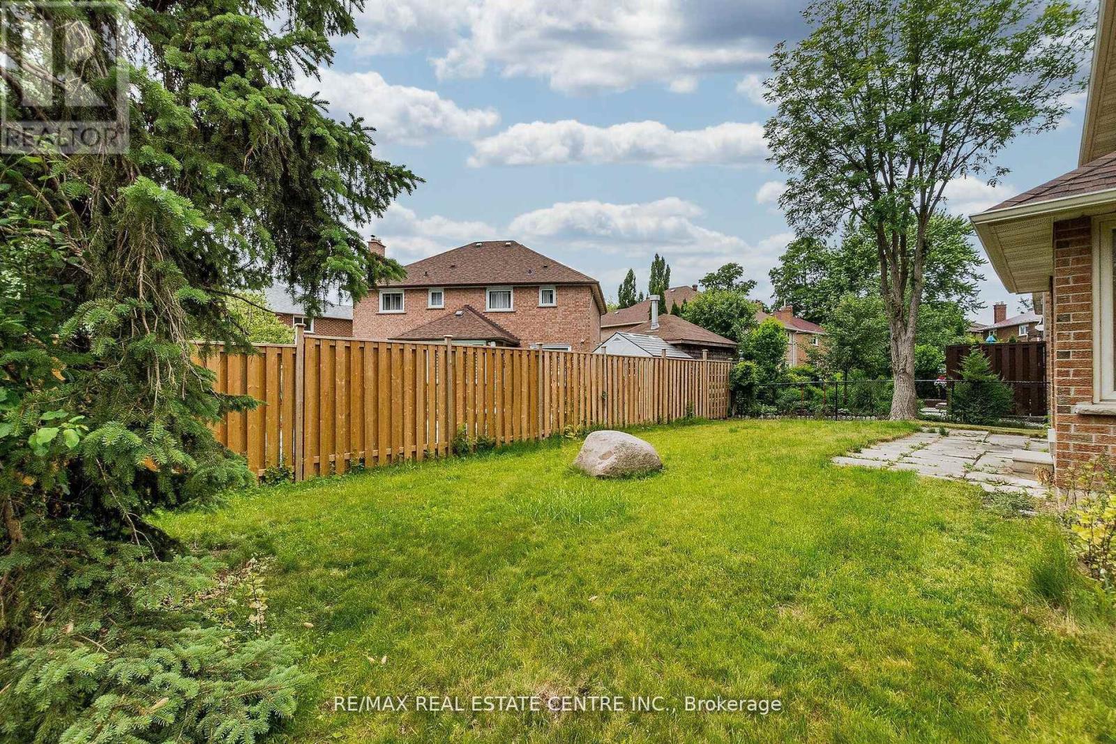 1134 Deer Run, Mississauga, Ontario  L5C 3S6 - Photo 3 - W13654720