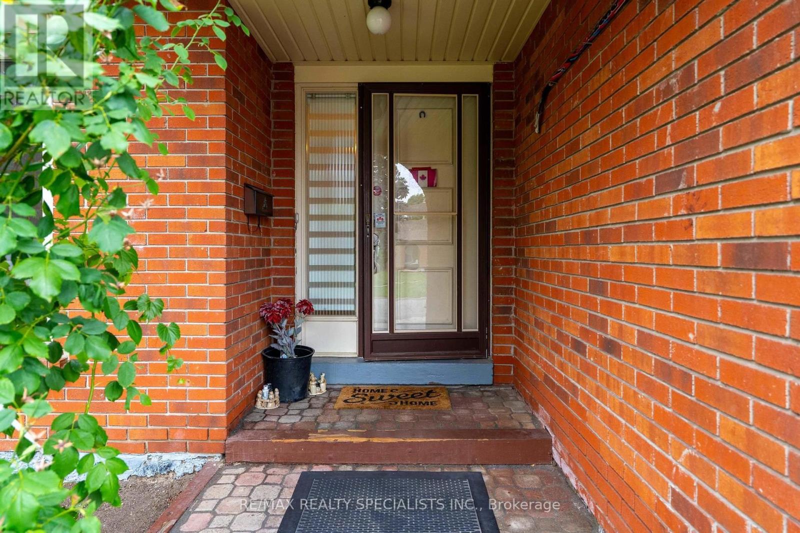29 Blackthorn Lane, Brampton, Ontario  L6V 3K7 - Photo 5 - W13654732