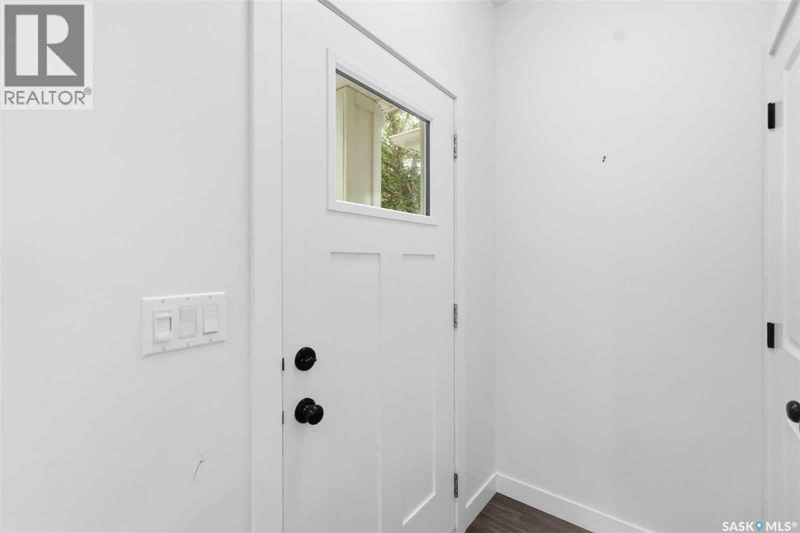 1402 Wiggins Avenue S, Saskatoon, Saskatchewan  S7H 2J6 - Photo 4 - SK042149