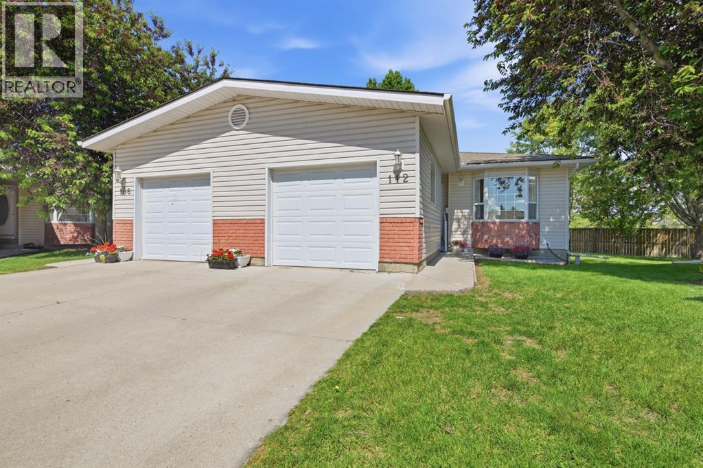112 Dovista Court SE, Calgary, Alberta  T2B 3P4 - Photo 1 - A2324405