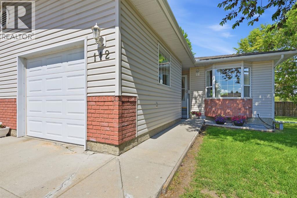 112 Dovista Court SE, Calgary, Alberta  T2B 3P4 - Photo 2 - A2324405