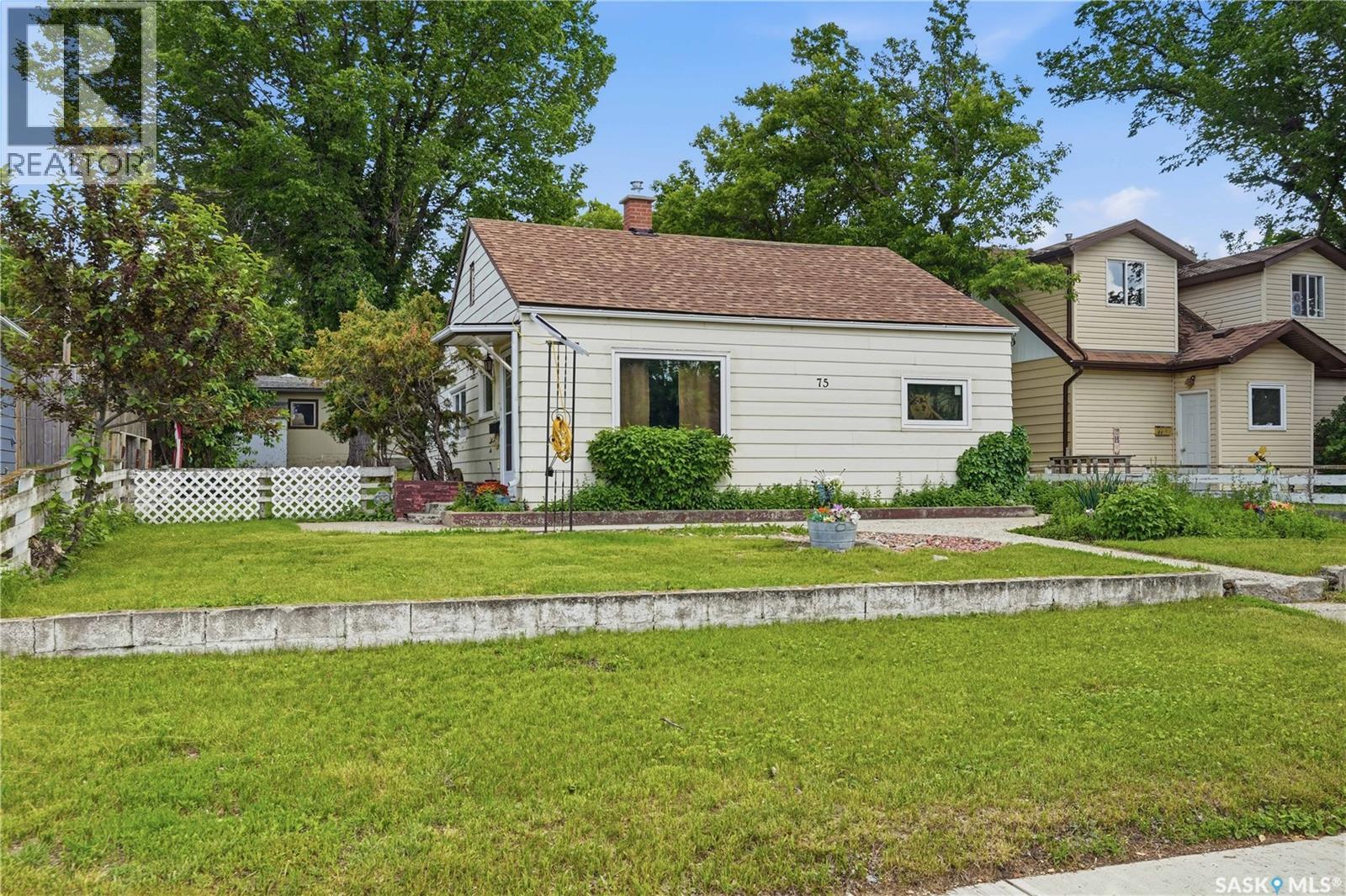 75 Iroquois Street W, Moose Jaw, Saskatchewan  S6H 5A4 - Photo 2 - SK044875