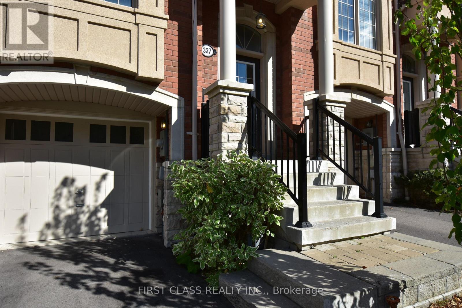 327 Doak Lane, Newmarket, Ontario  L3Y 0A7 - Photo 2 - N13654880