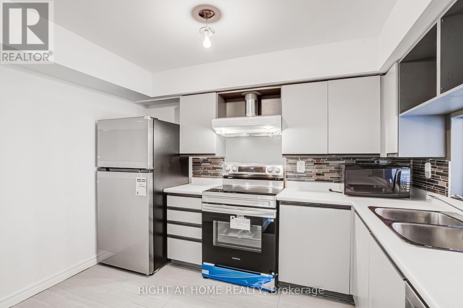 912 - 4 Park Vista Drive, Toronto, Ontario  M4B 3M8 - Photo 15 - E13654930