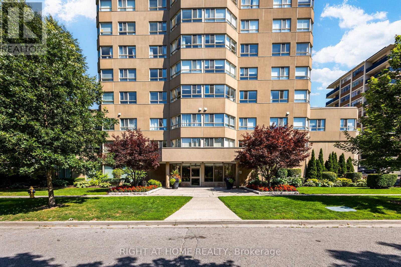 912 - 4 Park Vista Drive, Toronto, Ontario  M4B 3M8 - Photo 2 - E13654930
