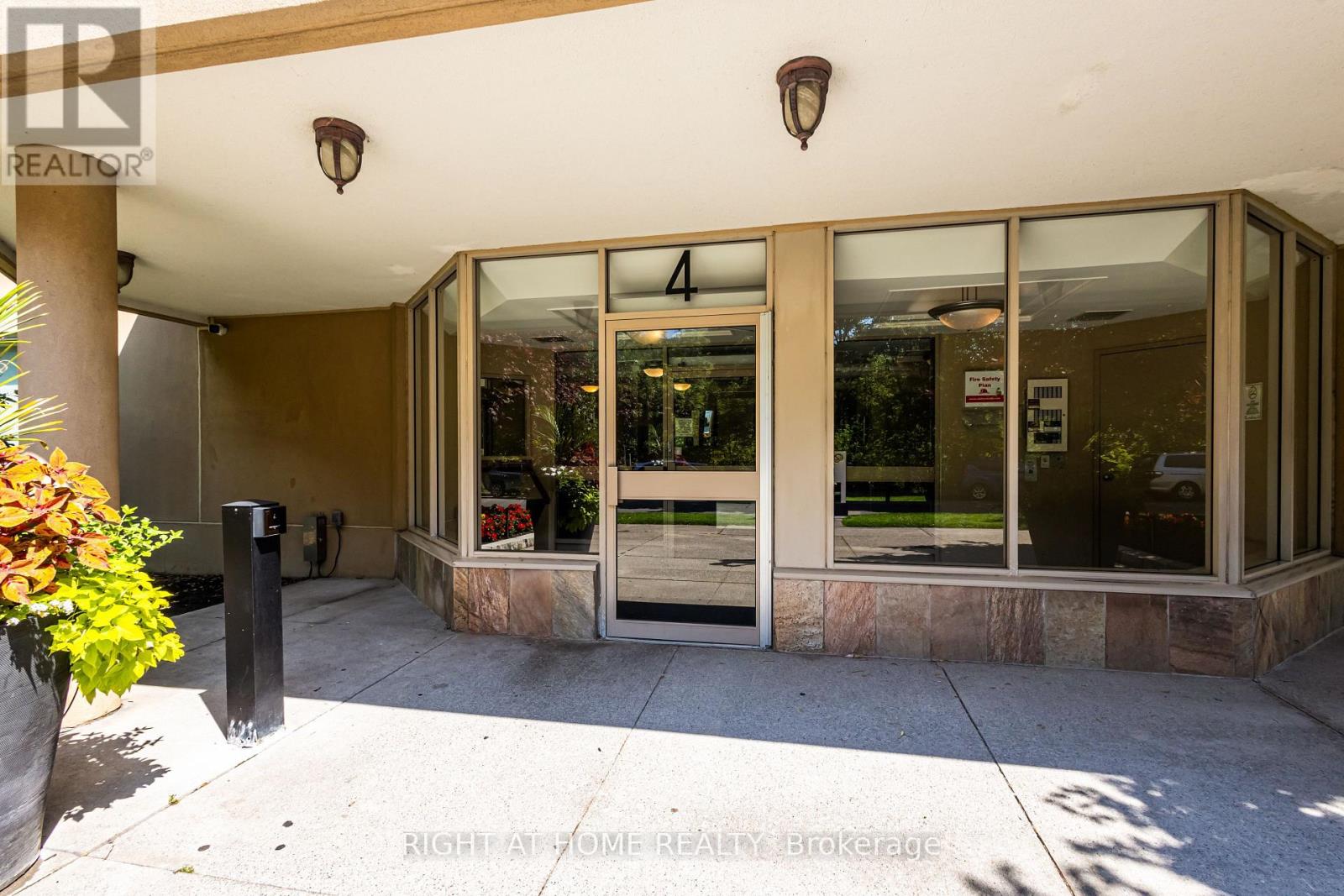 912 - 4 Park Vista Drive, Toronto, Ontario  M4B 3M8 - Photo 4 - E13654930