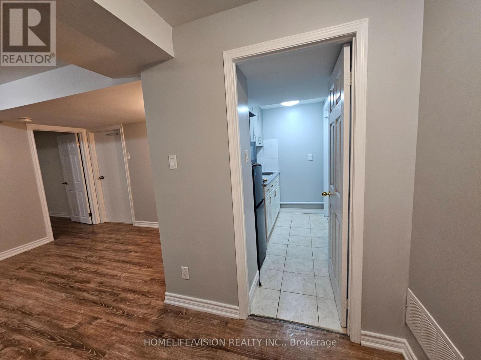 Upper - 596 Skinner Avenue, Newmarket, Ontario  L3X 2A8 - Photo 7 - N13654926