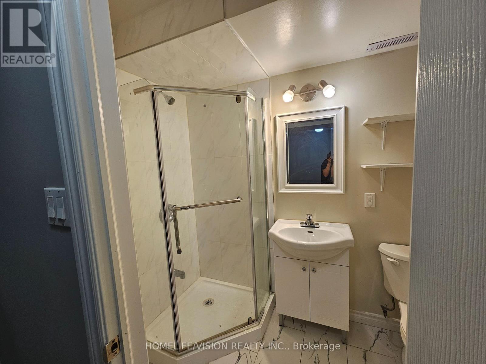 Upper - 596 Skinner Avenue, Newmarket, Ontario  L3X 2A8 - Photo 9 - N13654926