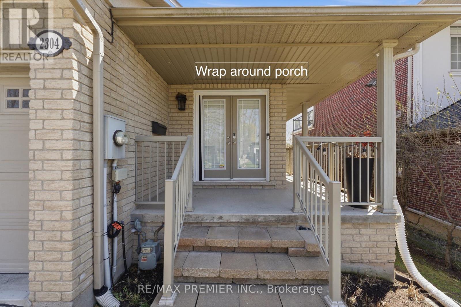 2304 Sovereign Street, Oakville, Ontario  L6L 1L6 - Photo 2 - W13651892