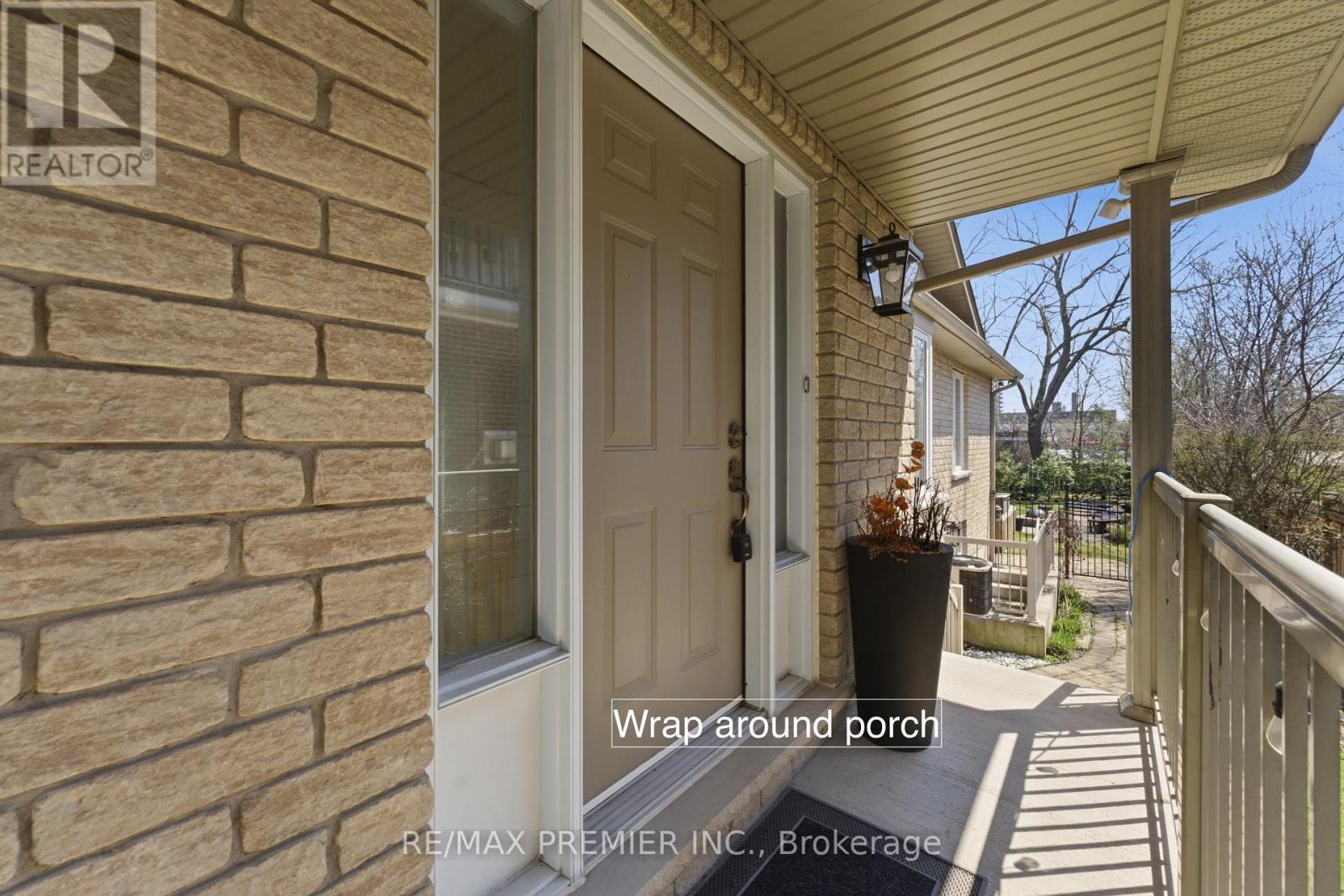 2304 Sovereign Street, Oakville, Ontario  L6L 1L6 - Photo 3 - W13651892