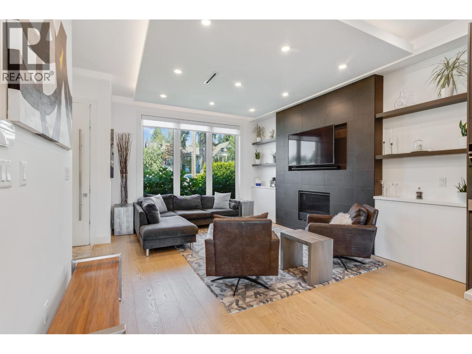 609 E 4th Street, North Vancouver, British Columbia  V7L 1J9 - Photo 3 - R3151368