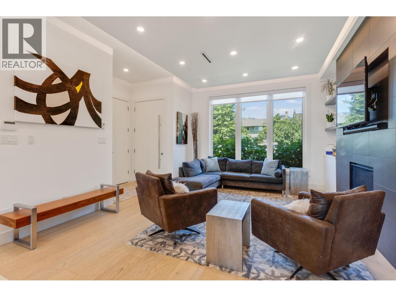 609 E 4th Street, North Vancouver, British Columbia  V7L 1J9 - Photo 2 - R3151368