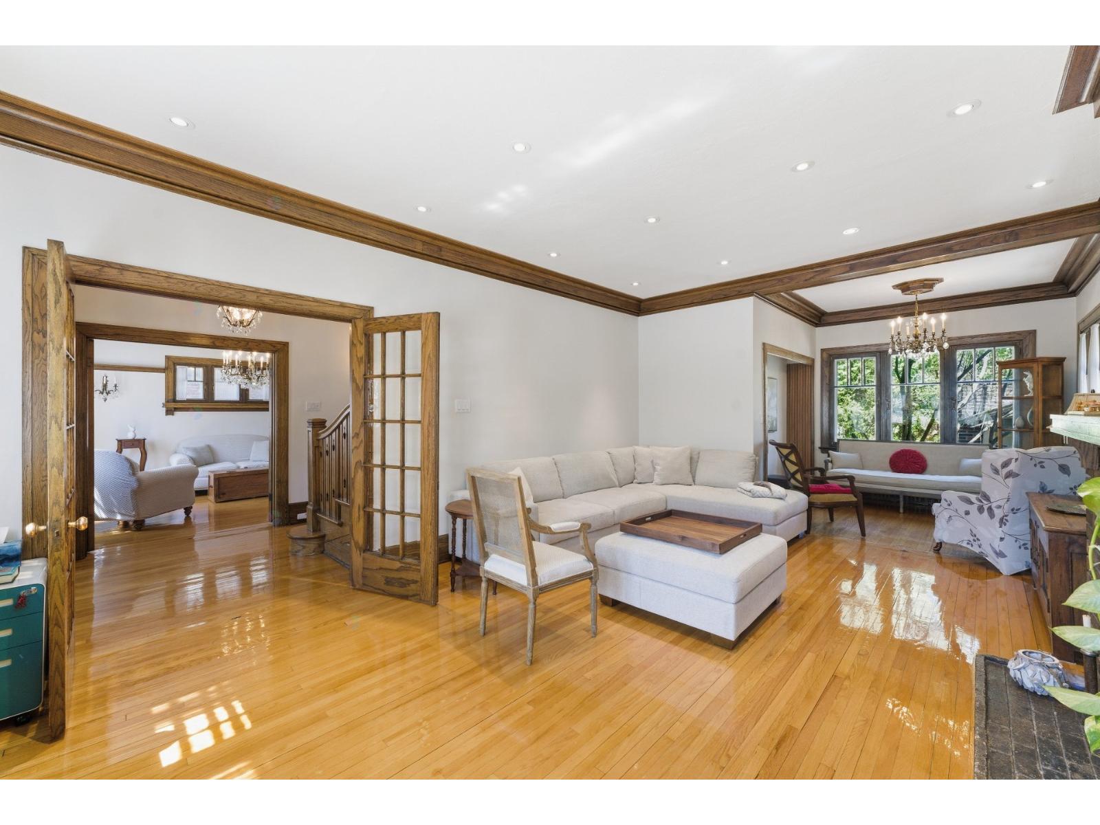 119 Av. Wolseley N. Montréal-Ouest Quebec Canada H4X1V8 5