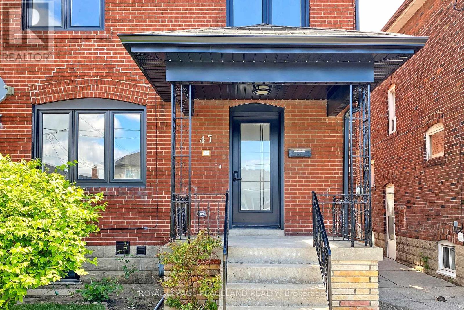 47 Chamberlain Avenue, Toronto, Ontario M6E 4J9 - Photo 2 - W13654998