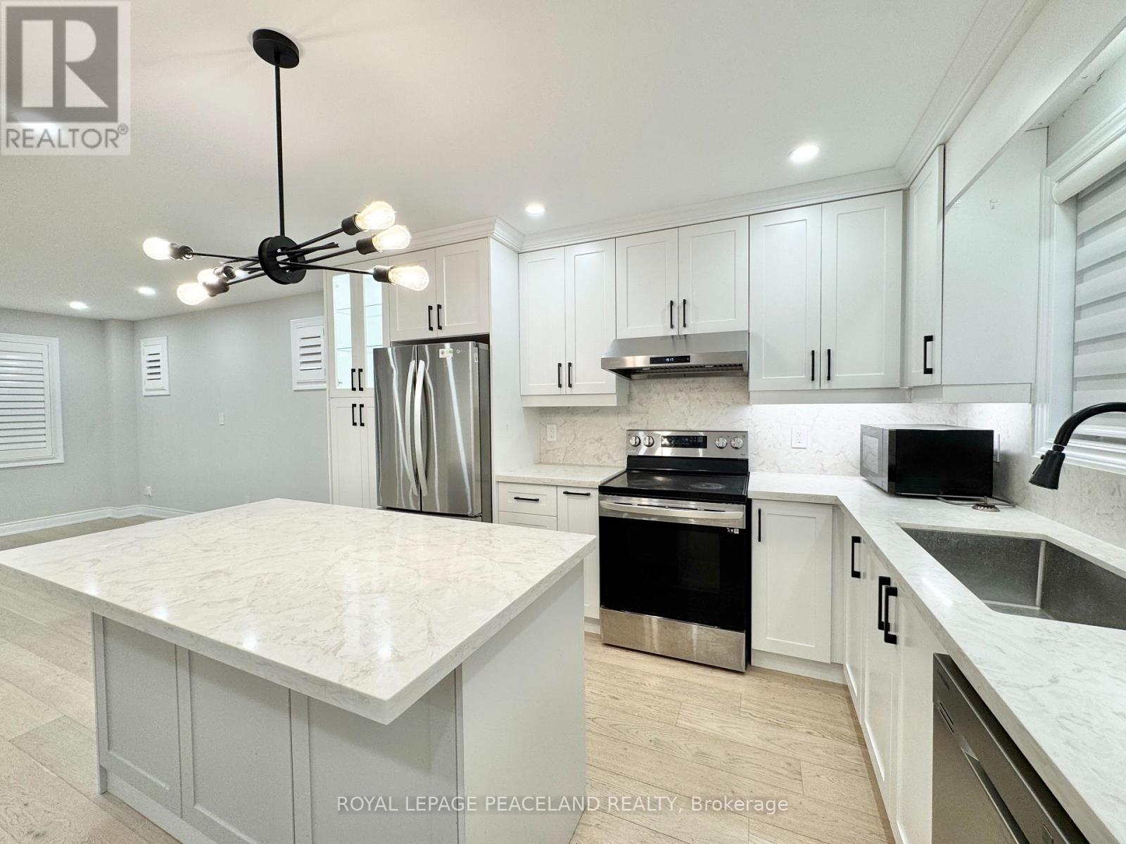 47 Chamberlain Avenue, Toronto, Ontario M6E 4J9 - Photo 6 - W13654998