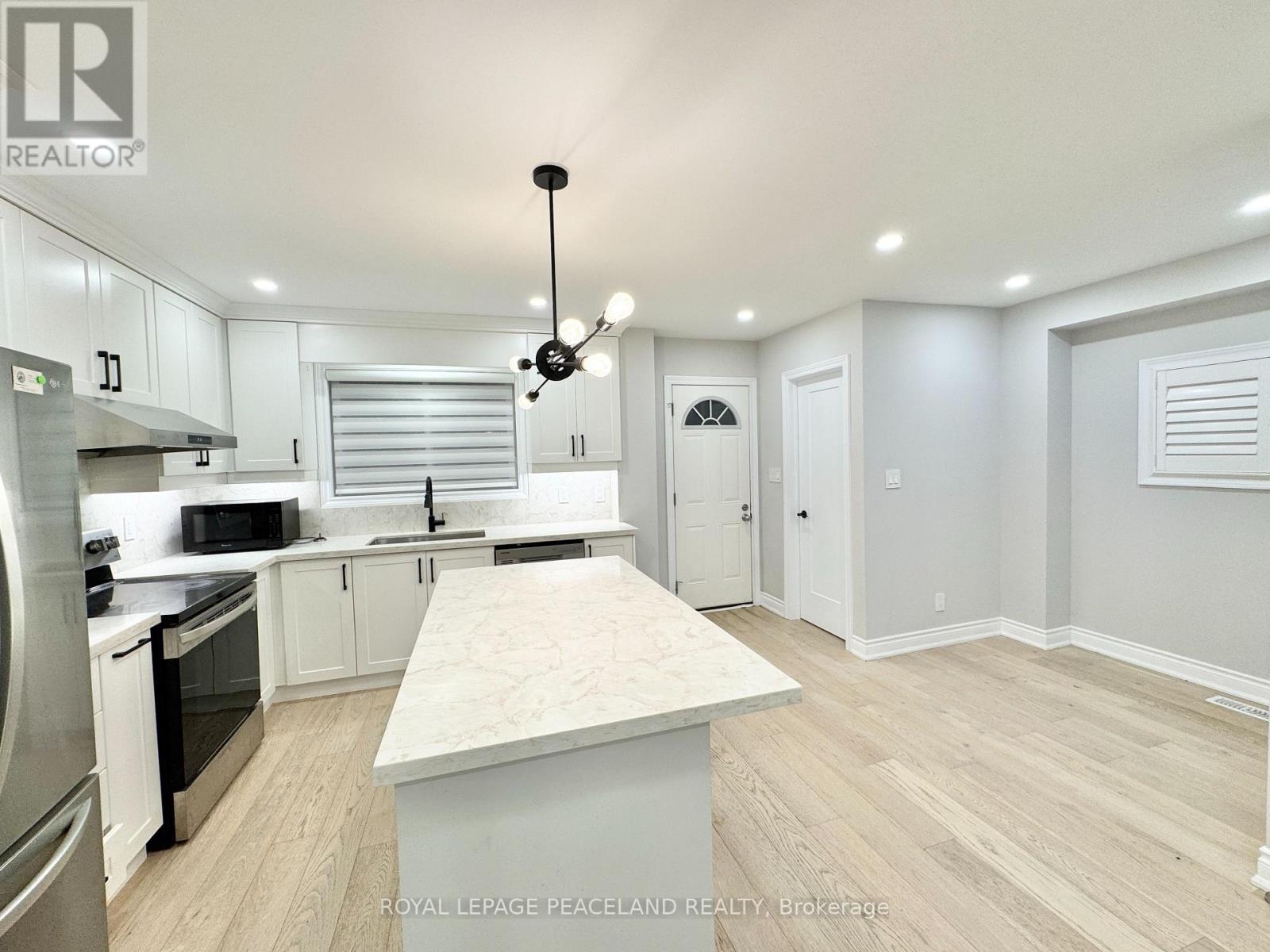 47 Chamberlain Avenue, Toronto, Ontario M6E 4J9 - Photo 8 - W13654998
