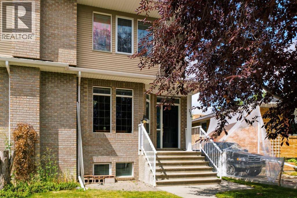 256 43 Avenue NW, Calgary, Alberta  T2K 0H6 - Photo 2 - A2318922