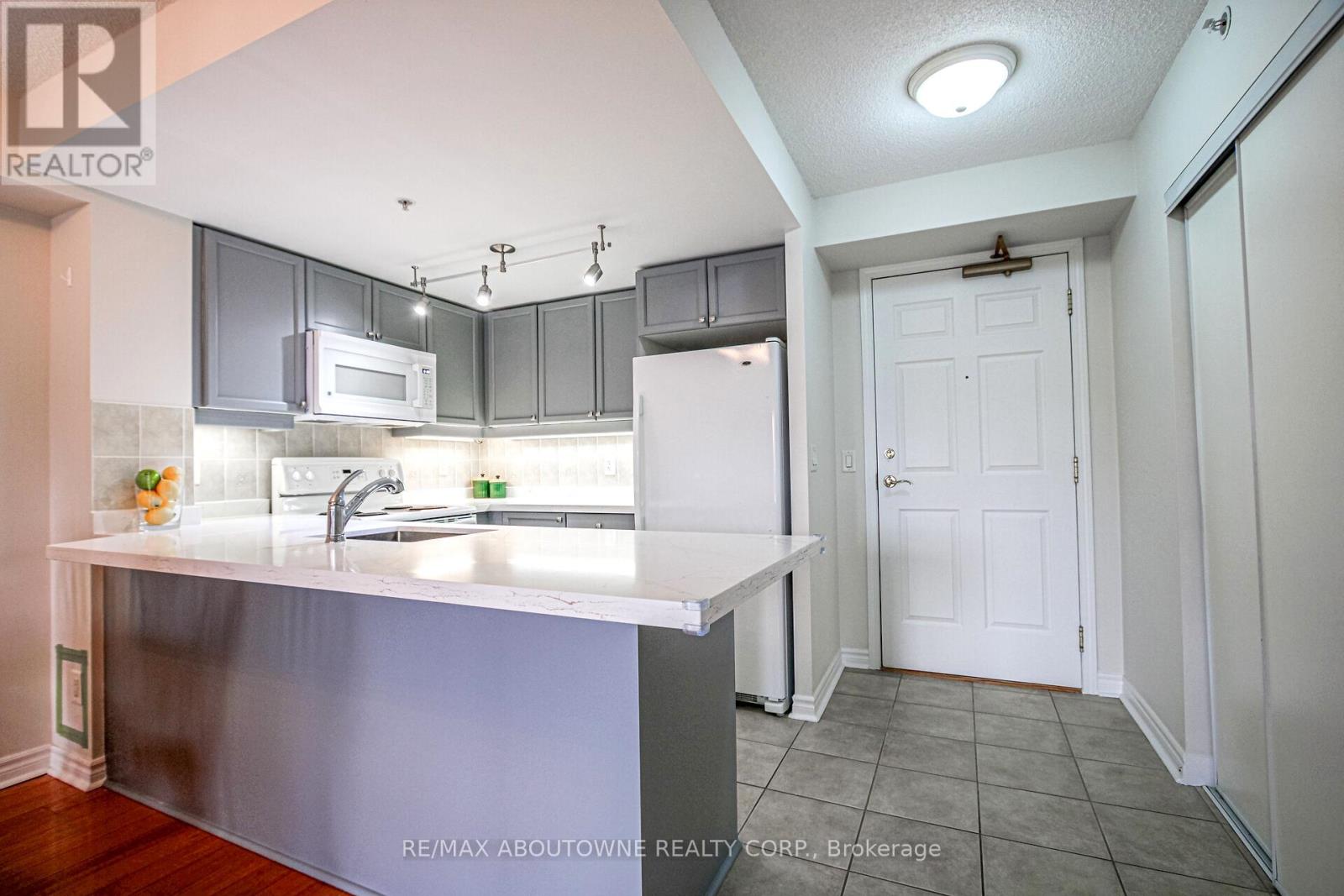 1002 - 350 Princess Royal Drive, Mississauga, Ontario  L5B 4N1 - Photo 13 - W13655020
