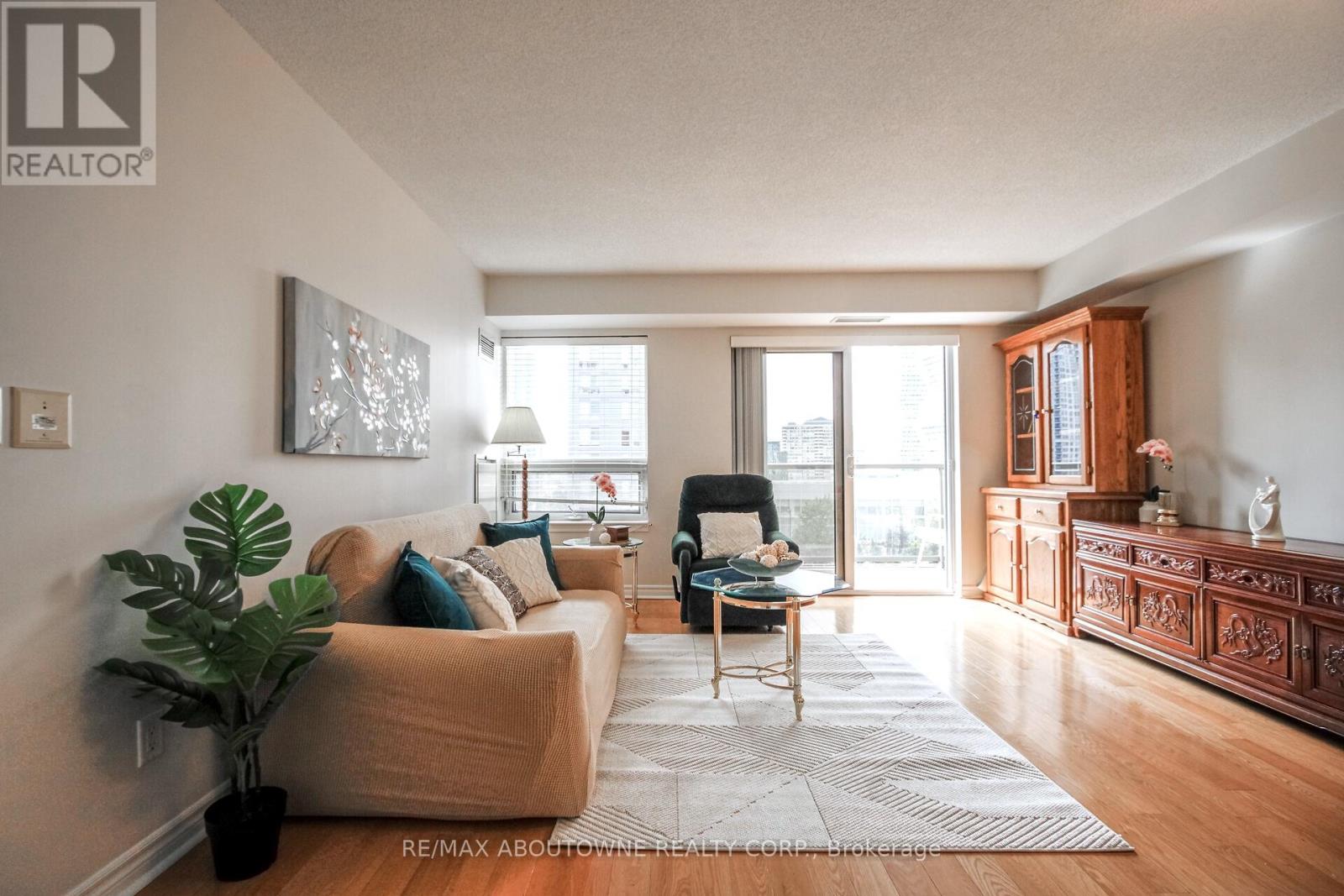 1002 - 350 Princess Royal Drive, Mississauga, Ontario  L5B 4N1 - Photo 6 - W13655020