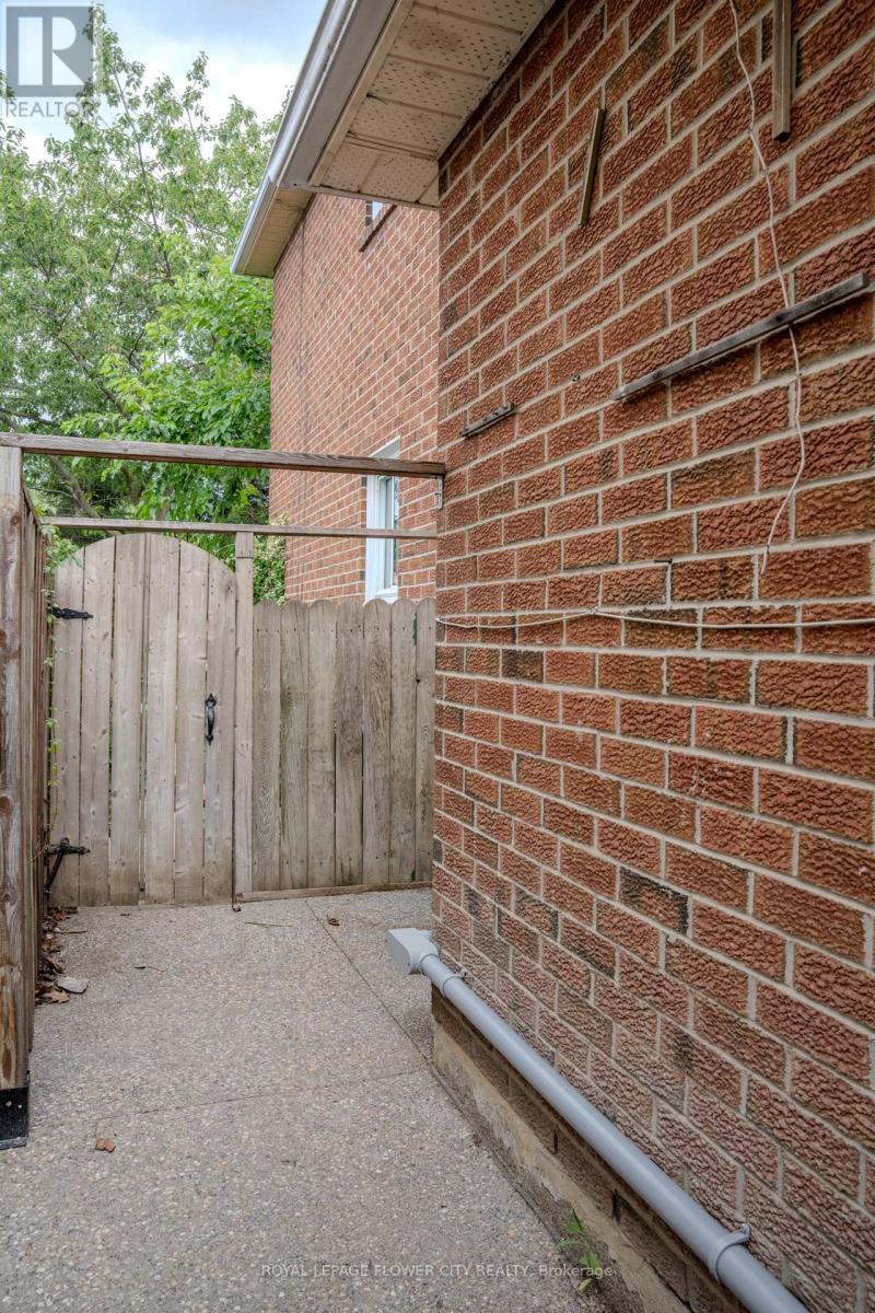 6 Crenshaw Crescent, Brampton, Ontario  L6Z 1W9 - Photo 39 - W13654172
