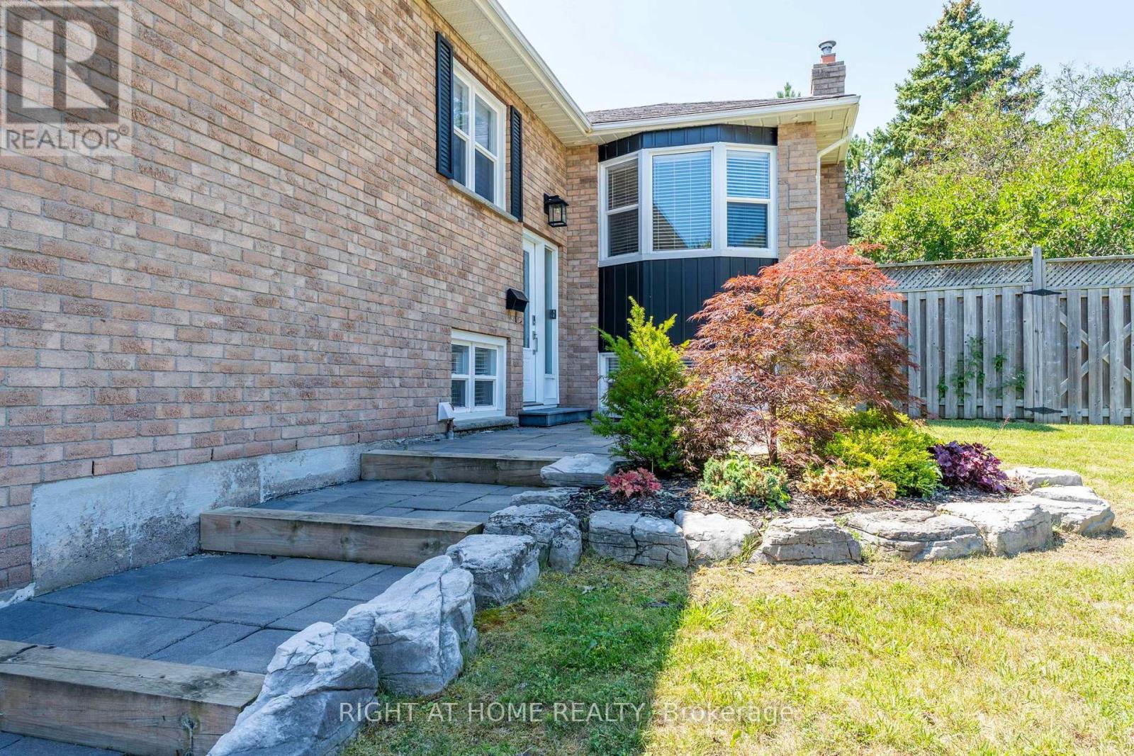 374 Salerno Street, Oshawa, Ontario  L1J 6W3 - Photo 3 - E13654666