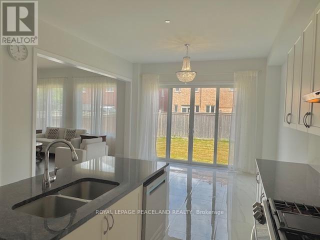 12 Sikura Circle, Aurora, Ontario  L4G 3Y8 - Photo 9 - N13655108