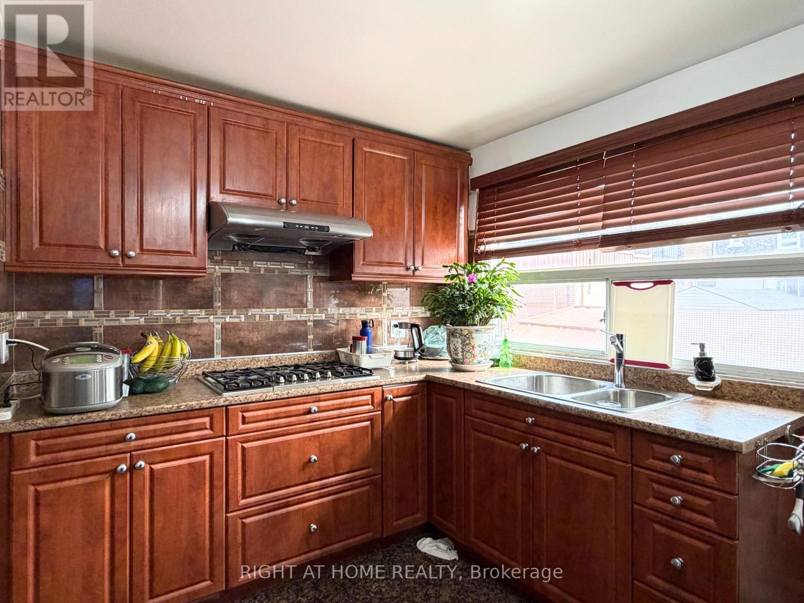785 Lansdowne Avenue, Toronto, Ontario  M6H 3Z1 - Photo 10 - W13655118