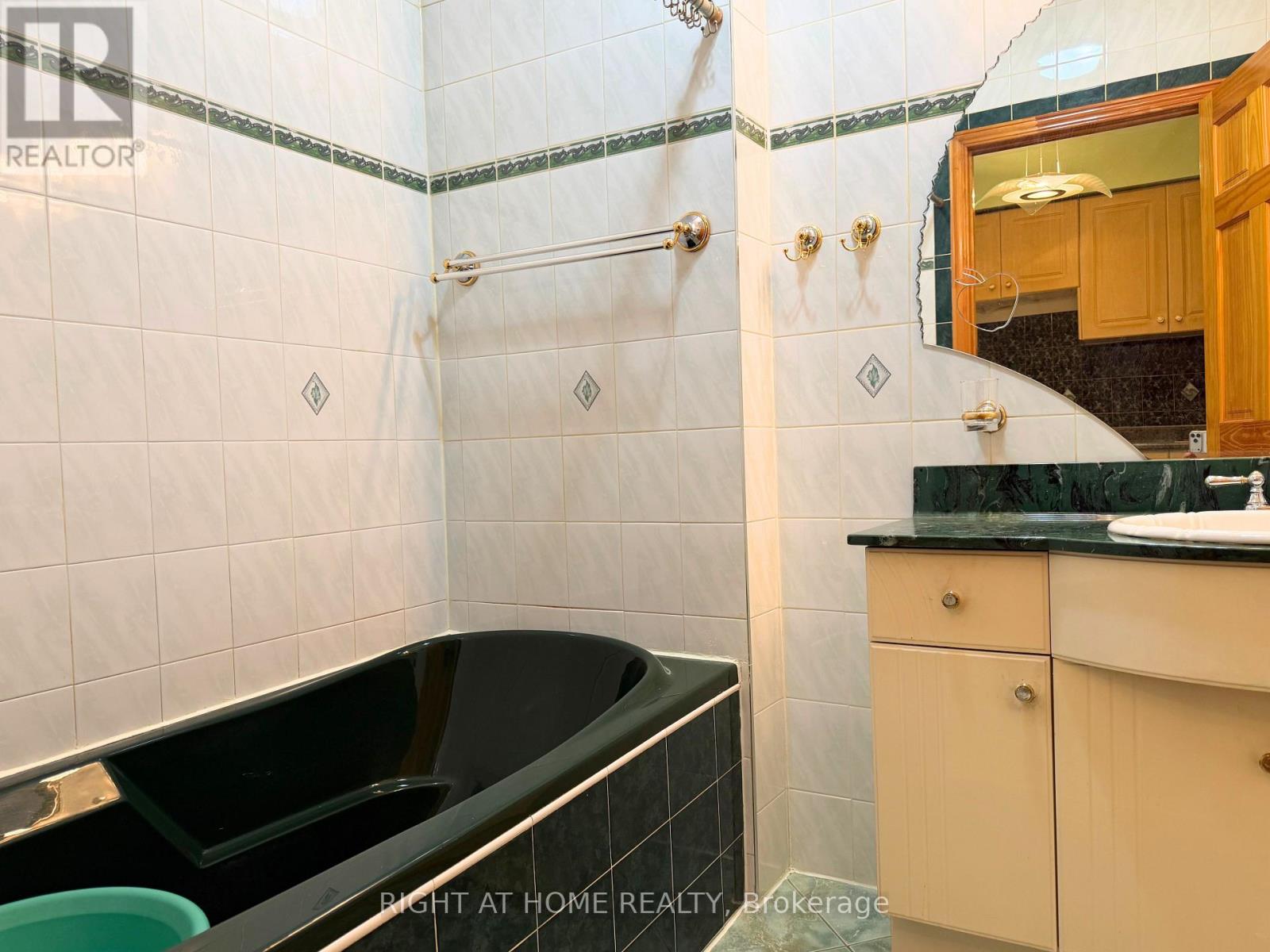 785 Lansdowne Avenue, Toronto, Ontario  M6H 3Z1 - Photo 21 - W13655118