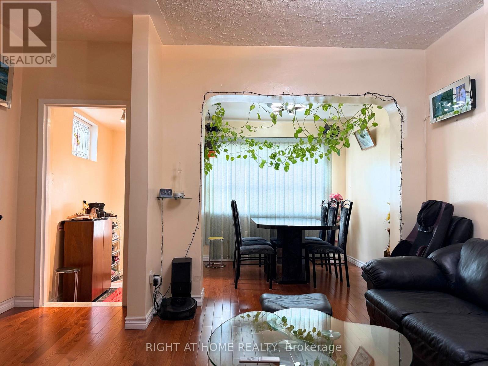 785 Lansdowne Avenue, Toronto, Ontario  M6H 3Z1 - Photo 4 - W13655118