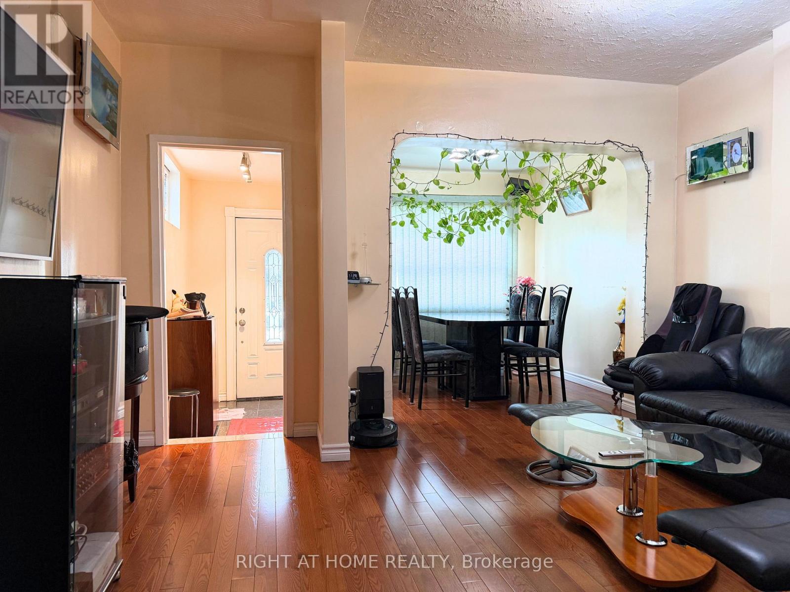 785 Lansdowne Avenue, Toronto, Ontario  M6H 3Z1 - Photo 5 - W13655118