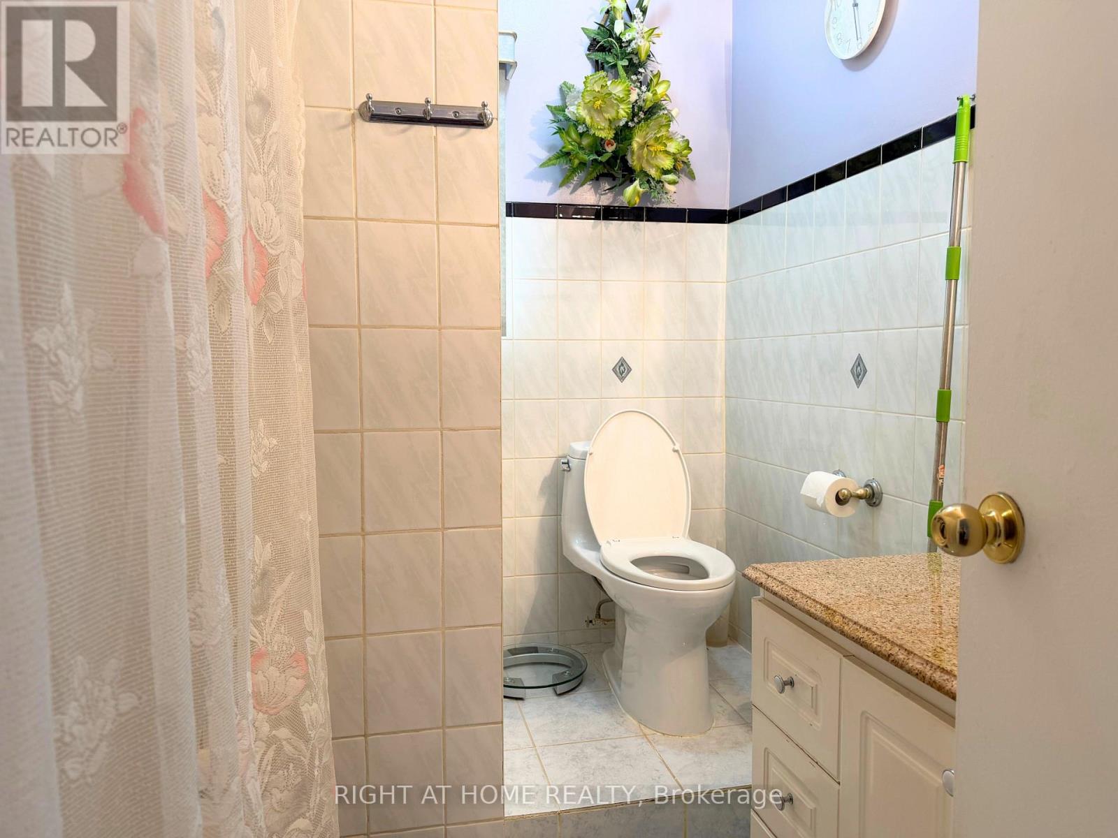 785 Lansdowne Avenue, Toronto, Ontario  M6H 3Z1 - Photo 8 - W13655118