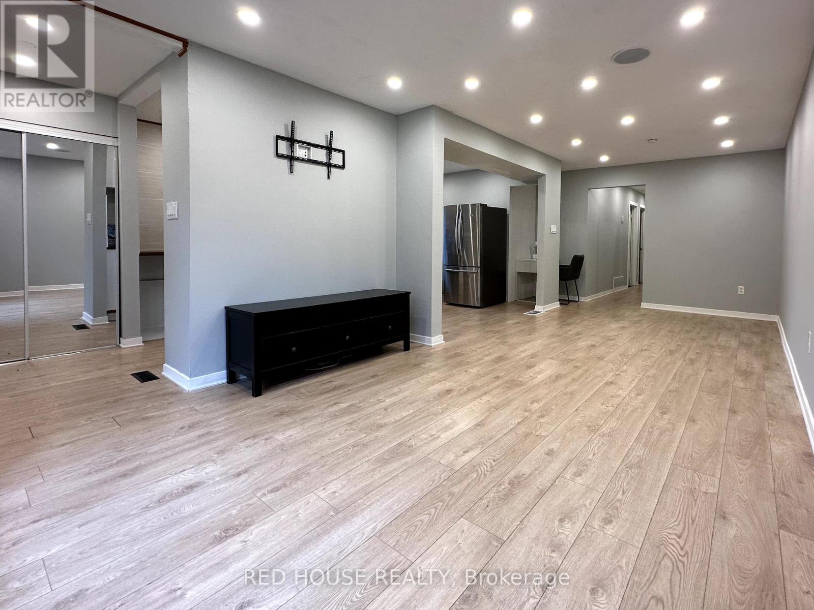 52 Charlbrook Avenue, Barrie, Ontario L4M 2Y4 - Photo 2 - S13655148